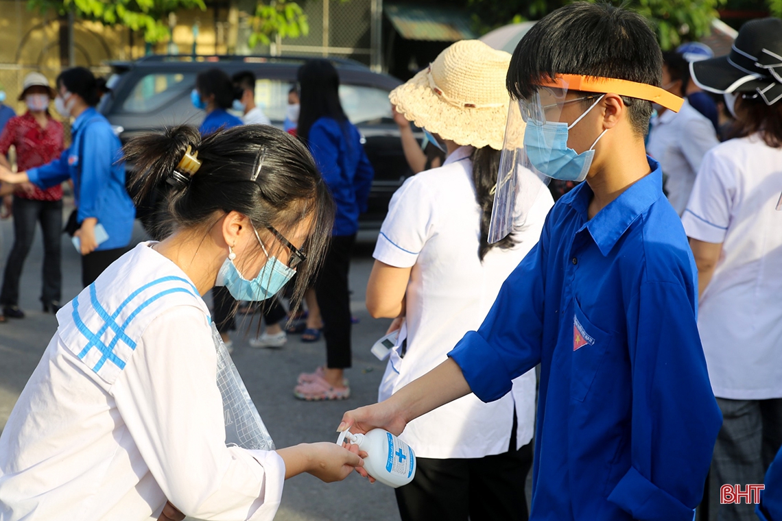 Đồng hành với hơn 15.600 sỹ tử Hà Tĩnh “vượt nắng, tránh dịch” trong mùa thi đặc biệt