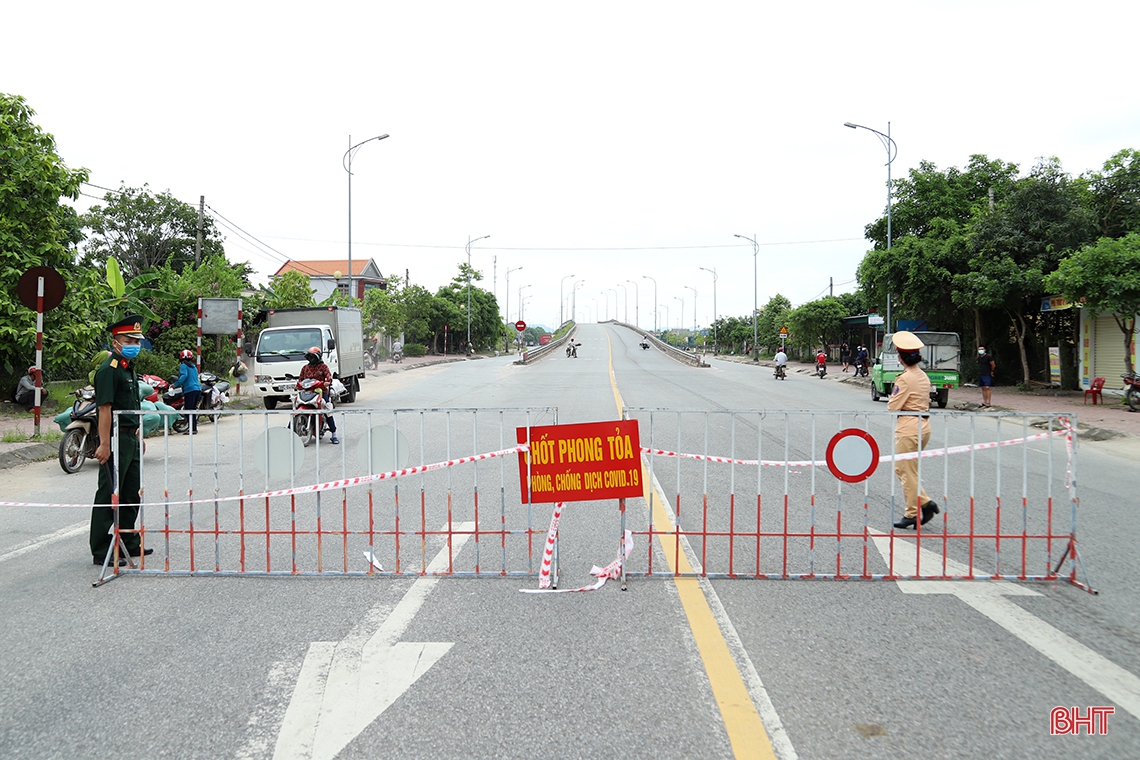 Lực lượng tại các chốt ở TP Hà Tĩnh tuân thủ nghiêm quy định, hướng dẫn người dân cụ thể