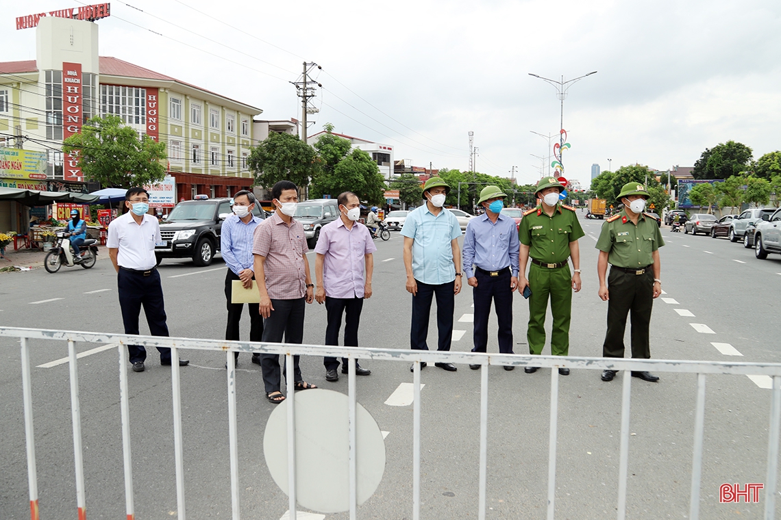 Lực lượng tại các chốt ở TP Hà Tĩnh tuân thủ nghiêm quy định, hướng dẫn người dân cụ thể