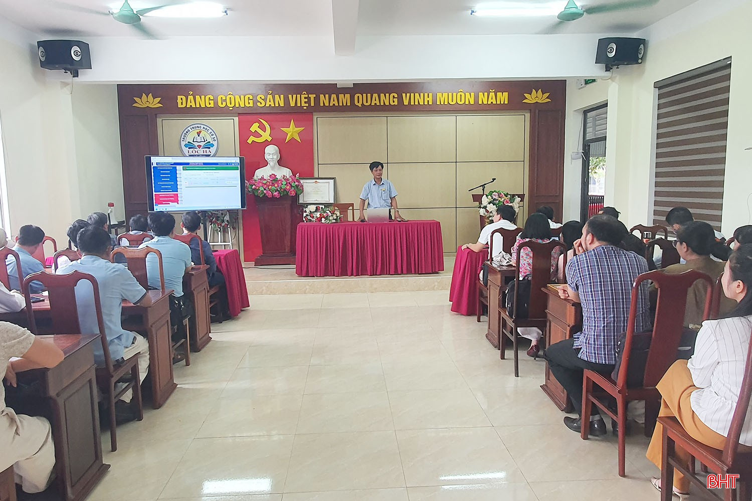 Thầy giáo Đặng Hữu Tường, Hiệu trưởng Trường THCS Lộc Hà tập huấn cho cán bộ, giáo viên nhà trường về “Hệ sinh thái điều hành giáo dục số - quản trị thông minh”.