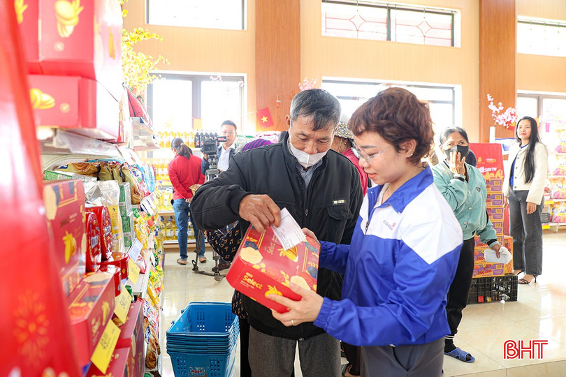 Bên cạnh đó, mỗi suất còn kèm theo phần quà trị giá 300 nghìn đồng, góp phần sẻ chia khó khăn, động viên các gia đình vươn lên trong cuộc sống.