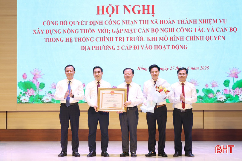Trưởng ban Tuyên giáo và Dân vận Tỉnh uỷ Hà Văn Hùng trao quyết định công nhận hoàn thành nhiệm vụ xây dựng nông thôn mới năm 2024 cho Đảng bộ, chính quyền và Nhân dân TX Hồng Lĩnh.