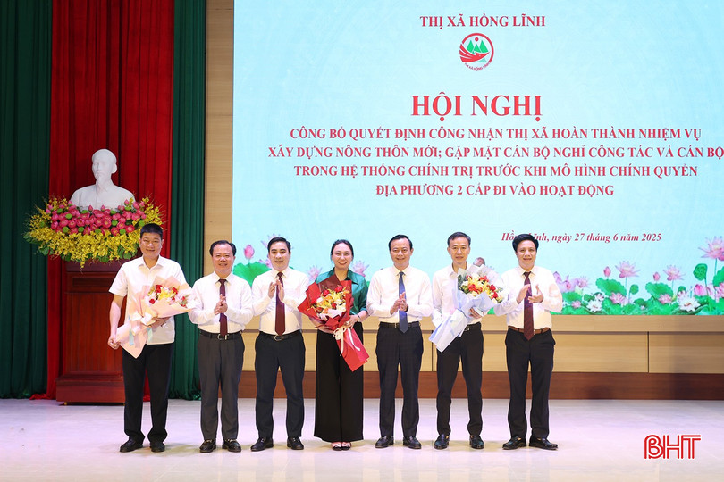 Trưởng ban Tuyên giáo và Dân vận Tỉnh ủy Hà Văn Hùng và lãnh đạo thị xã tặng hoa chúc mừng các đồng chí chuyển công tác, các đồng chí nghỉ hưu theo chế độ.