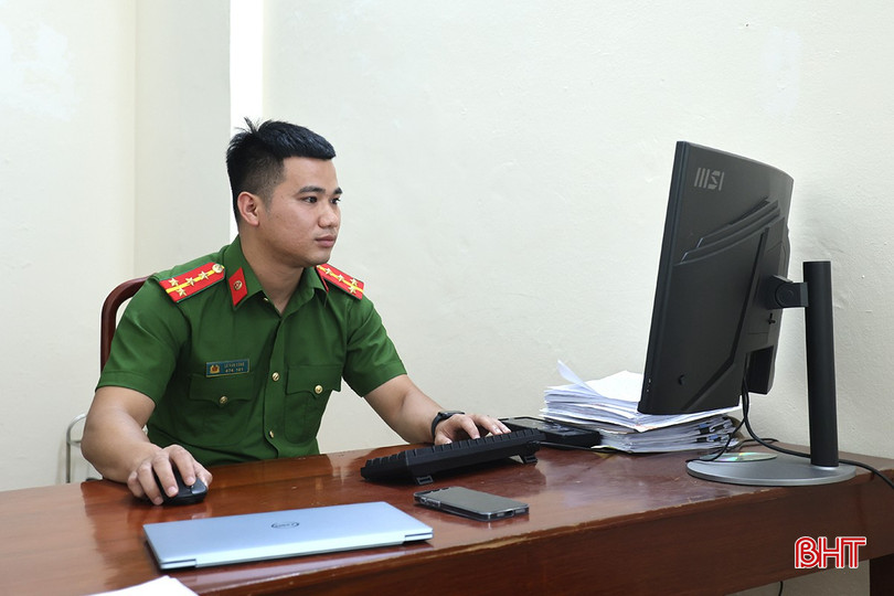 Đại úy Lê Văn Công luôn ý thức là một cán bộ trẻ, không ngại khó, ngại khổ và luôn sẵn sàng tiên phong nhận nhiệm vụ.