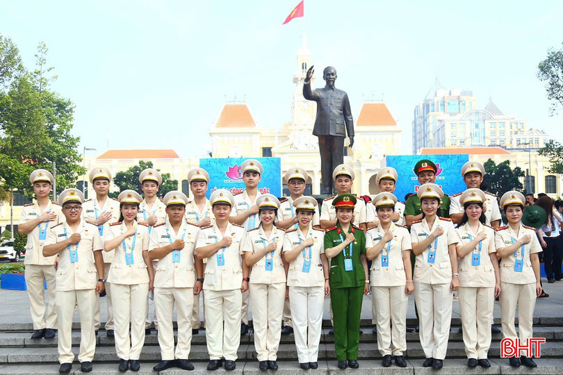 Đại úy Lê Văn Công và các chiến sĩ lực lượng Công an nhân dân tại lễ trao huy hiệu Thanh niên tiến tiến làm theo lời Bác năm 2025.