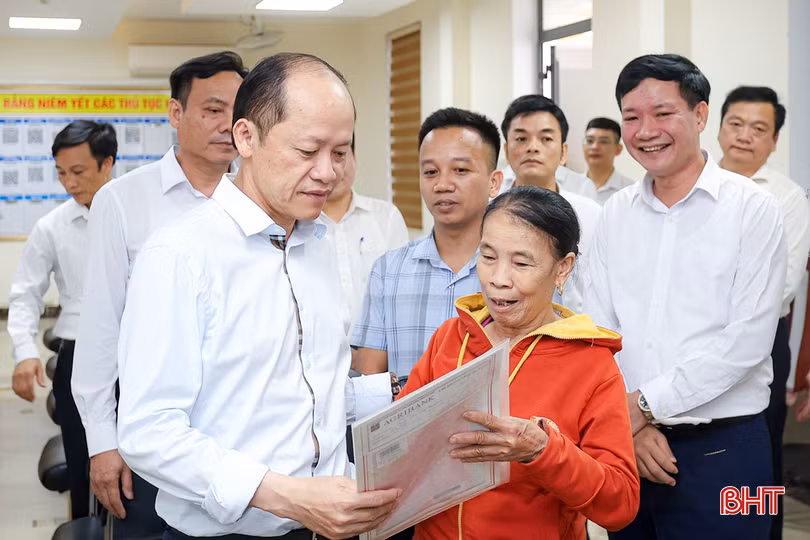 Phó Chủ tịch Thường trực UBND tỉnh Nguyễn Hồng Lĩnh trò chuyện với người dân xã Kỳ Anh về quá trình giải quyết hồ sơ tại Trung tâm Phục vụ hành chính công xã.