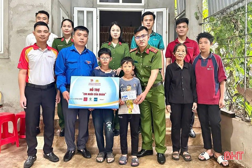 bqbht_br_achi-doan-cong-an-xa-huong-son-da-phoi-hop-doan-xa-huong-son-va-cac-don-vi-tai-tro-trao-ho-tro-mo-hinh-em-nuoi-cua-doan-cho-cac-em-nho-kho-khan-tren-dia-ban.jpg