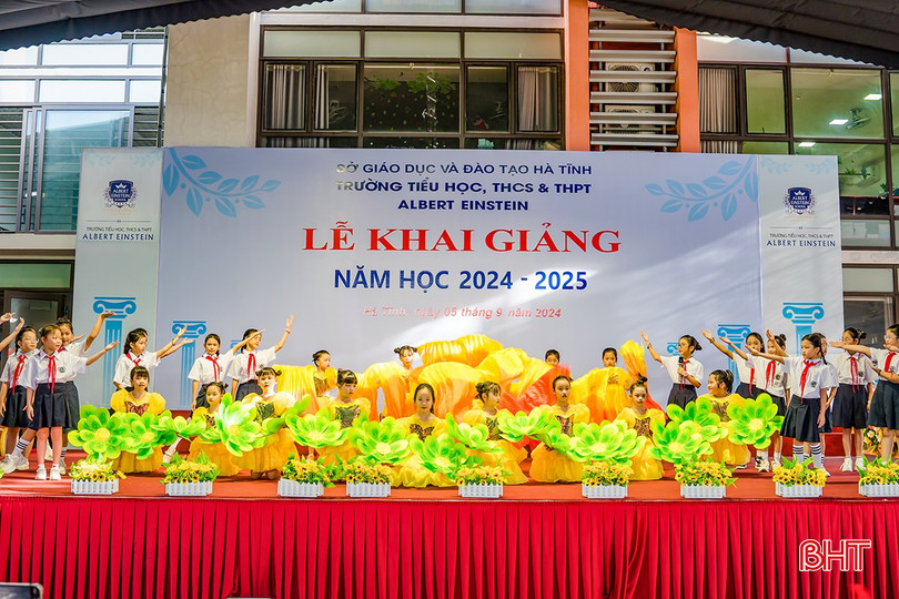 Tiết mục văn nghệ chào năm học mới của học sinh nhà trường.