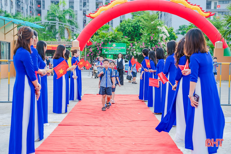 Các cô giáo mừng đón học sinh.