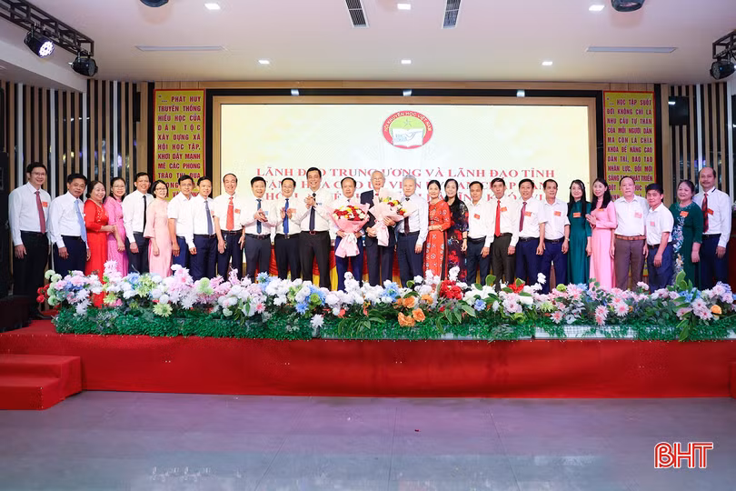Đại biểu tặng hoa chúc mừng Ban Chấp hành Hội Khuyến học tỉnh khóa VI, nhiệm kỳ 2026 - 2031.
