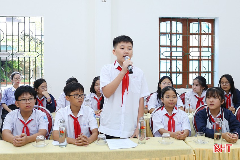 Các cử tri trẻ em tích cực tham gia ý kiến.