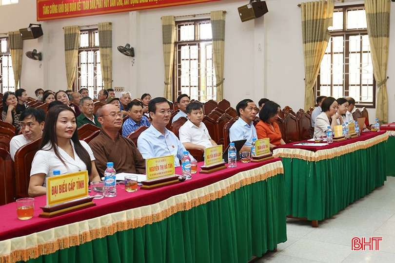 Đại biểu tham dự hội nghị tiếp xúc cử tri.