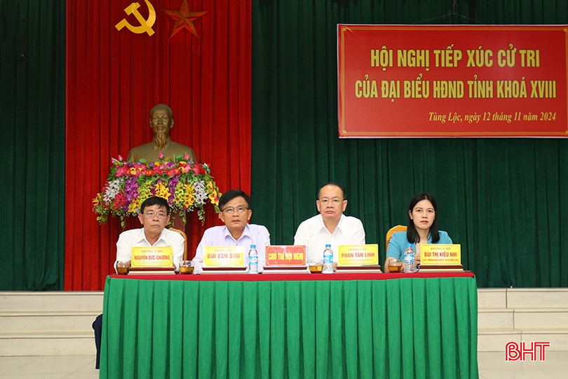 Chủ trì hội nghị.