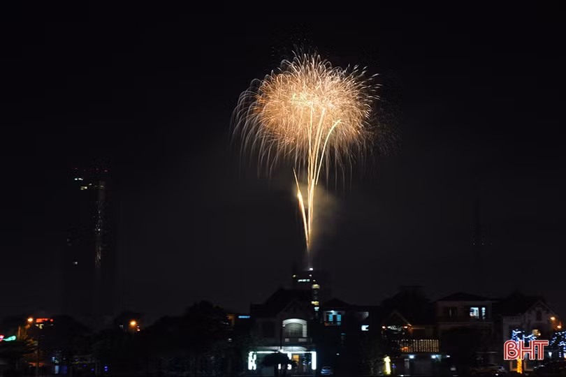 Rực rỡ màn pháo hoa mừng TP Hà Tĩnh được công nhận đô thị loại II