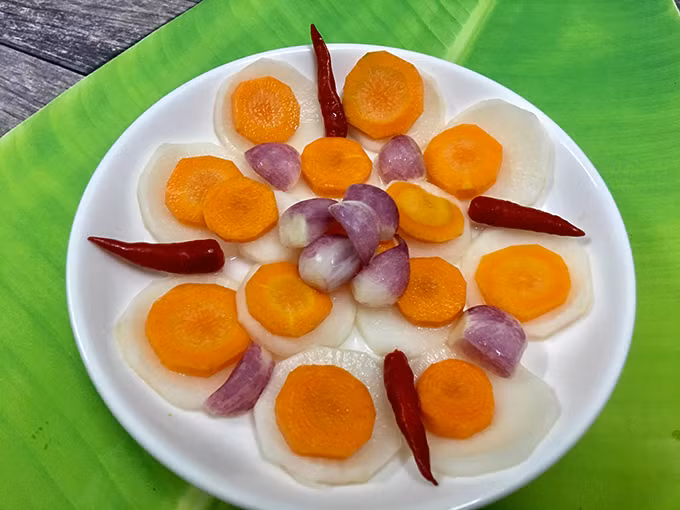 Dưa củ ngâm chua ngọt - món ăn giải ngấy sau kỳ nghỉ lễ