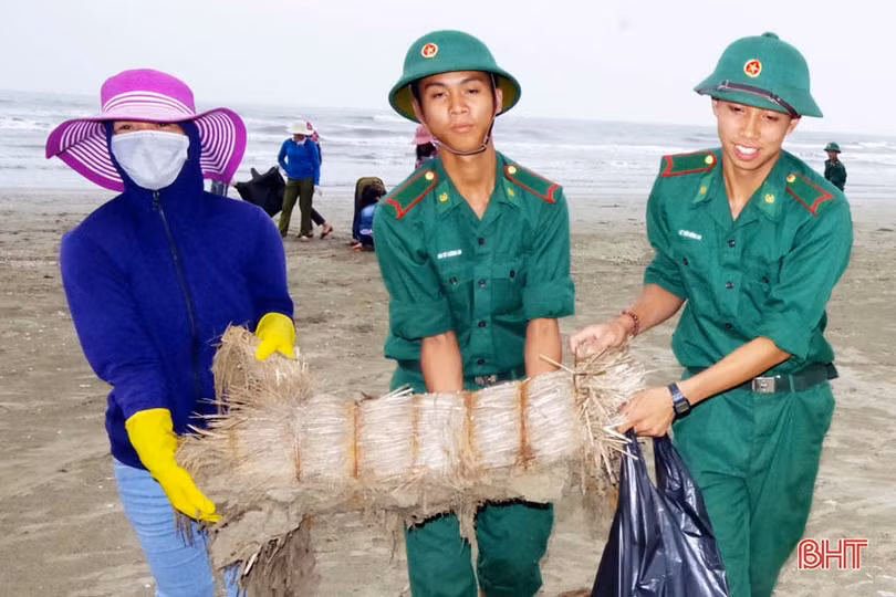 Quân dân Hà Tĩnh ra quân làm sạch biển đón mùa du lịch mới