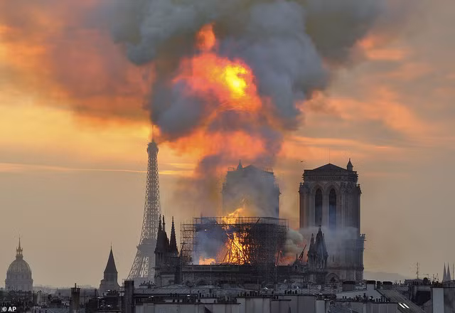 Hình ảnh Nhà thờ Đức Bà Paris sau vụ cháy kinh hoàng