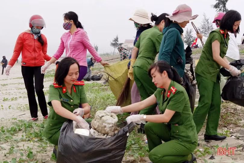Quân dân Hà Tĩnh ra quân làm sạch biển đón mùa du lịch mới