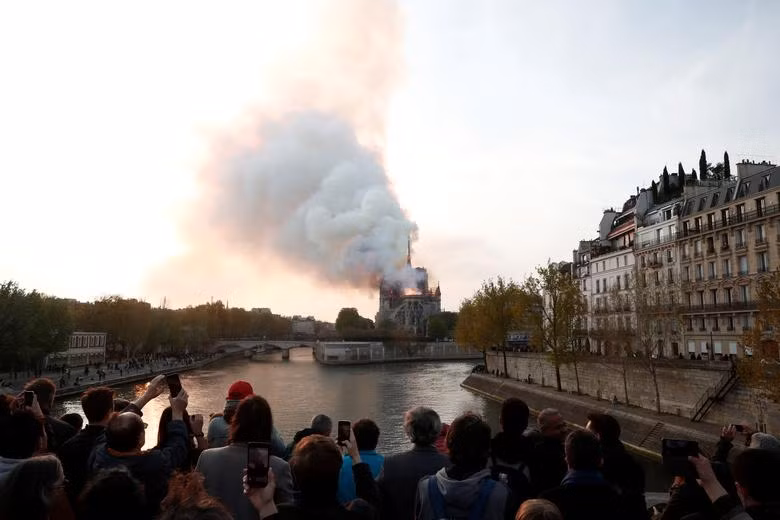 Lính cứu hỏa Pháp chạy đua với thời gian cứu Nhà thờ Đức Bà Paris bốc cháy