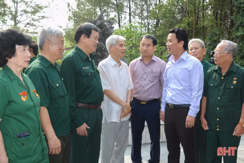 Dâng hương tưởng nhớ, tri ân các anh hùng liệt sỹ tại Ngã ba Đồng Lộc