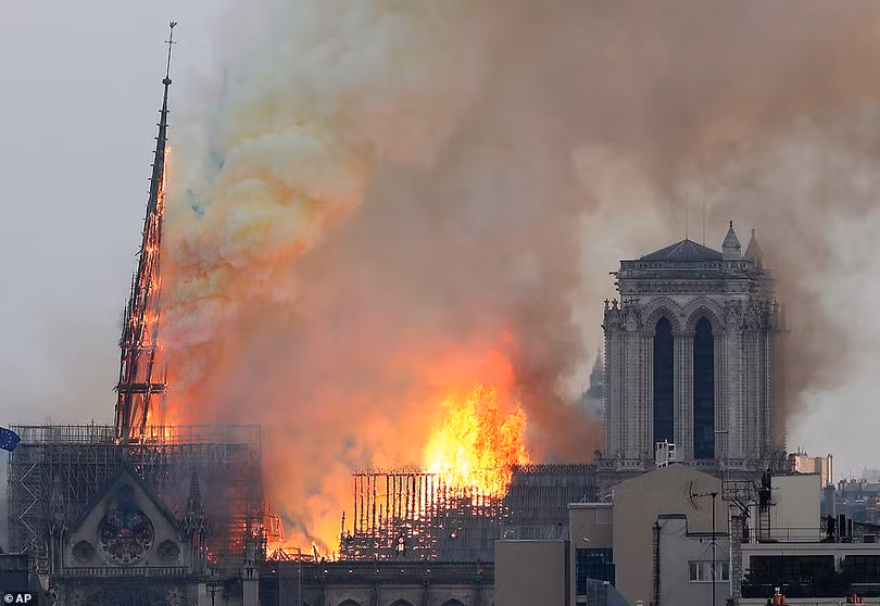 Toàn cảnh Nhà thờ Đức Bà Paris 850 tuổi chìm trong biển lửa