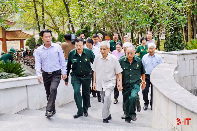 Dâng hương tưởng nhớ, tri ân các anh hùng liệt sỹ tại Ngã ba Đồng Lộc