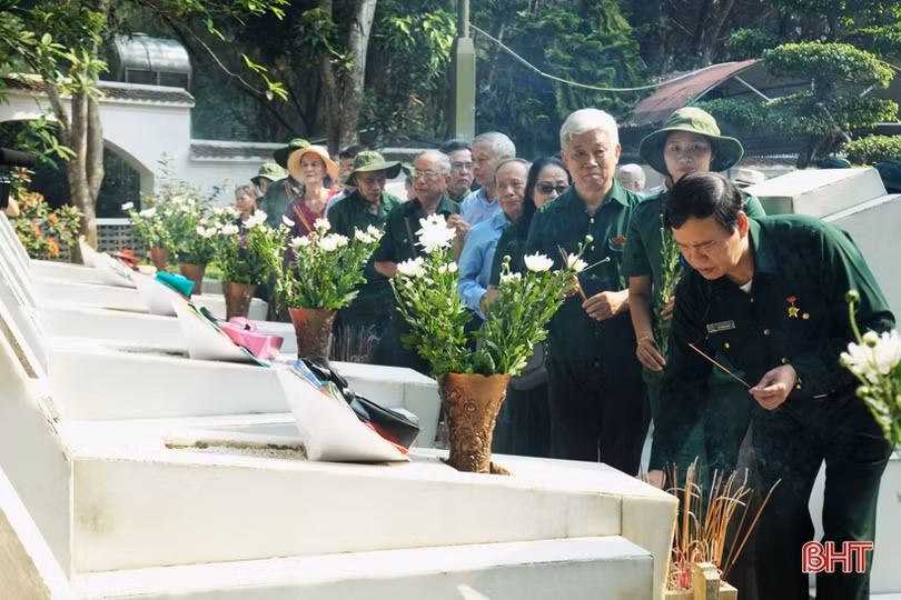 Dâng hương tưởng nhớ, tri ân các anh hùng liệt sỹ tại Ngã ba Đồng Lộc