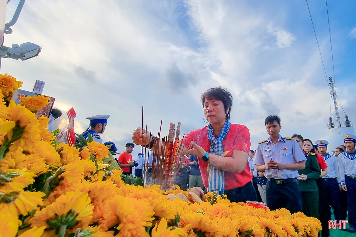 Nhật ký Trường Sa: Nắm đất quê hương tưởng nhớ người chiến sĩ Gạc Ma