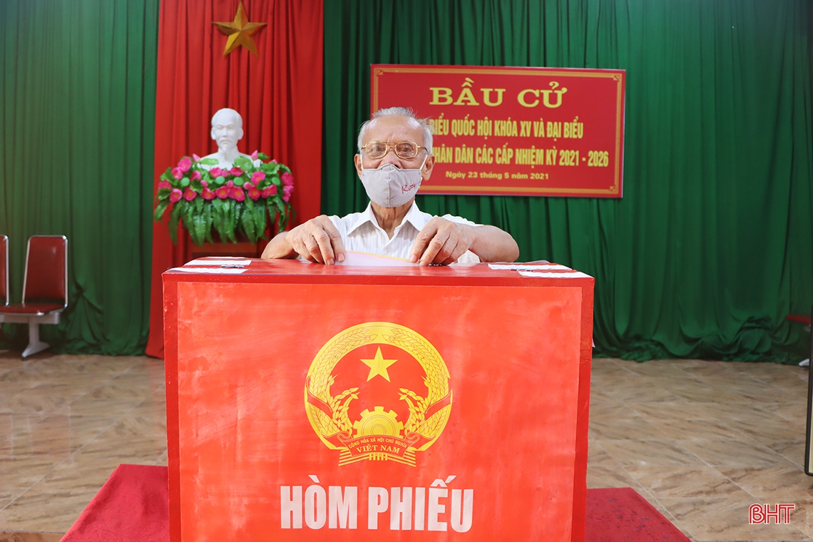 Cử tri Hà Tĩnh náo nức bầu chọn người đại biểu Nhân dân