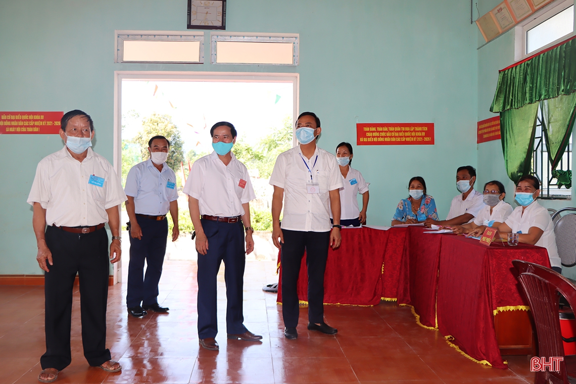 Lãnh đạo Hà Tĩnh kiểm tra công tác bầu cử, động viên cử tri tại các khu vực bỏ phiếu