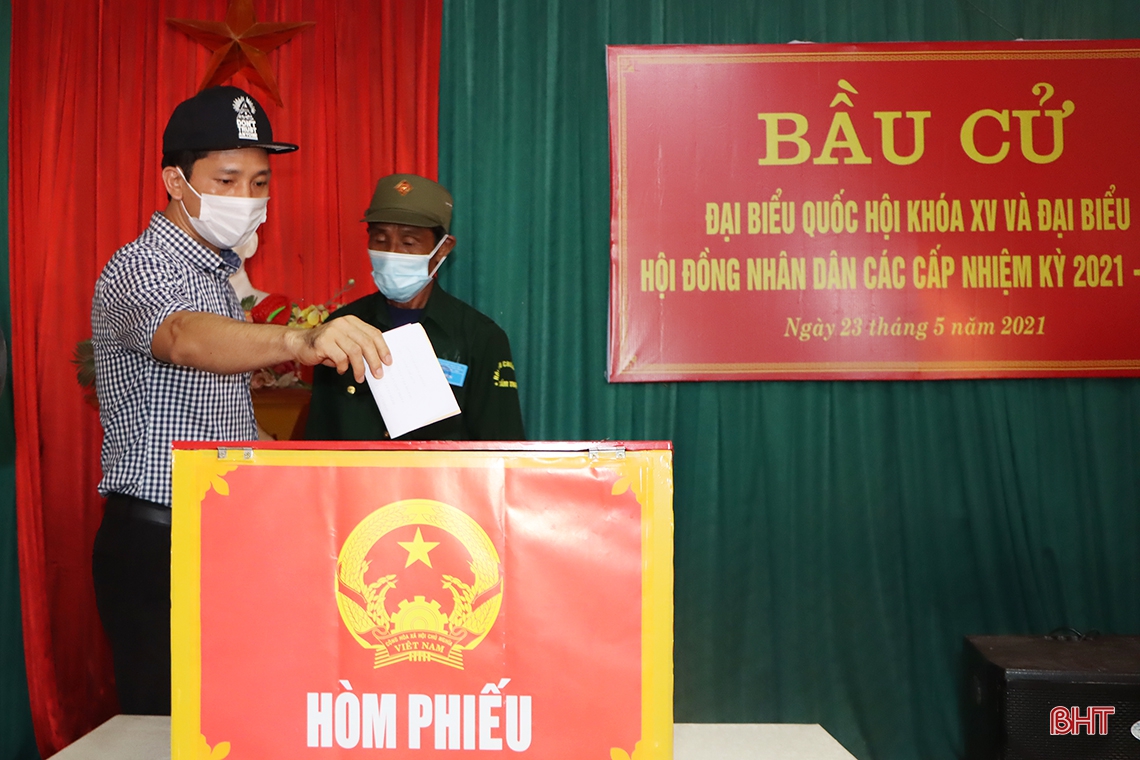 Cử tri Hà Tĩnh náo nức bầu chọn người đại biểu Nhân dân