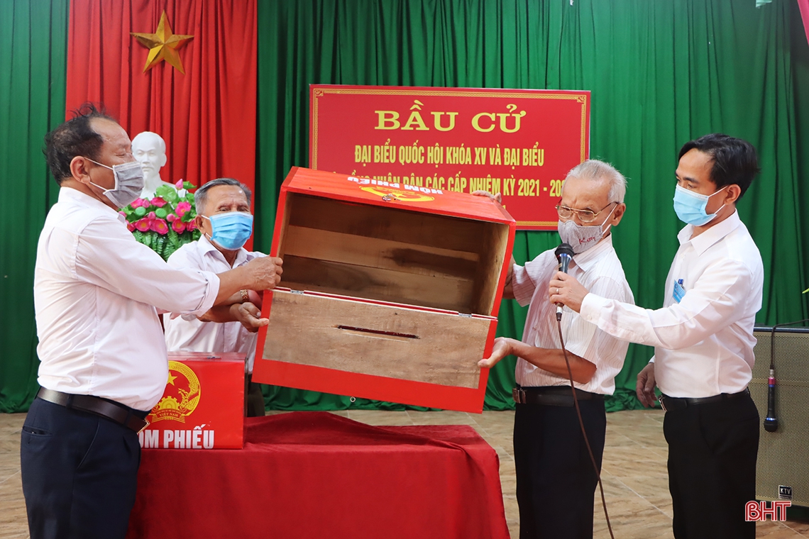 Cử tri Hà Tĩnh náo nức bầu chọn người đại biểu Nhân dân