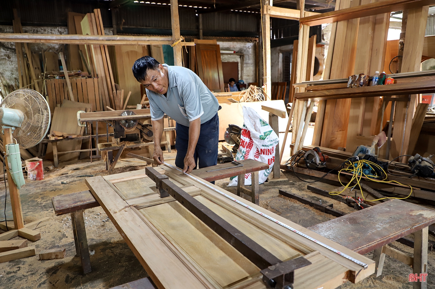 Ông trưởng thôn hơn 50 năm “giữ lửa” nghề truyền thống mộc Phổ Trường