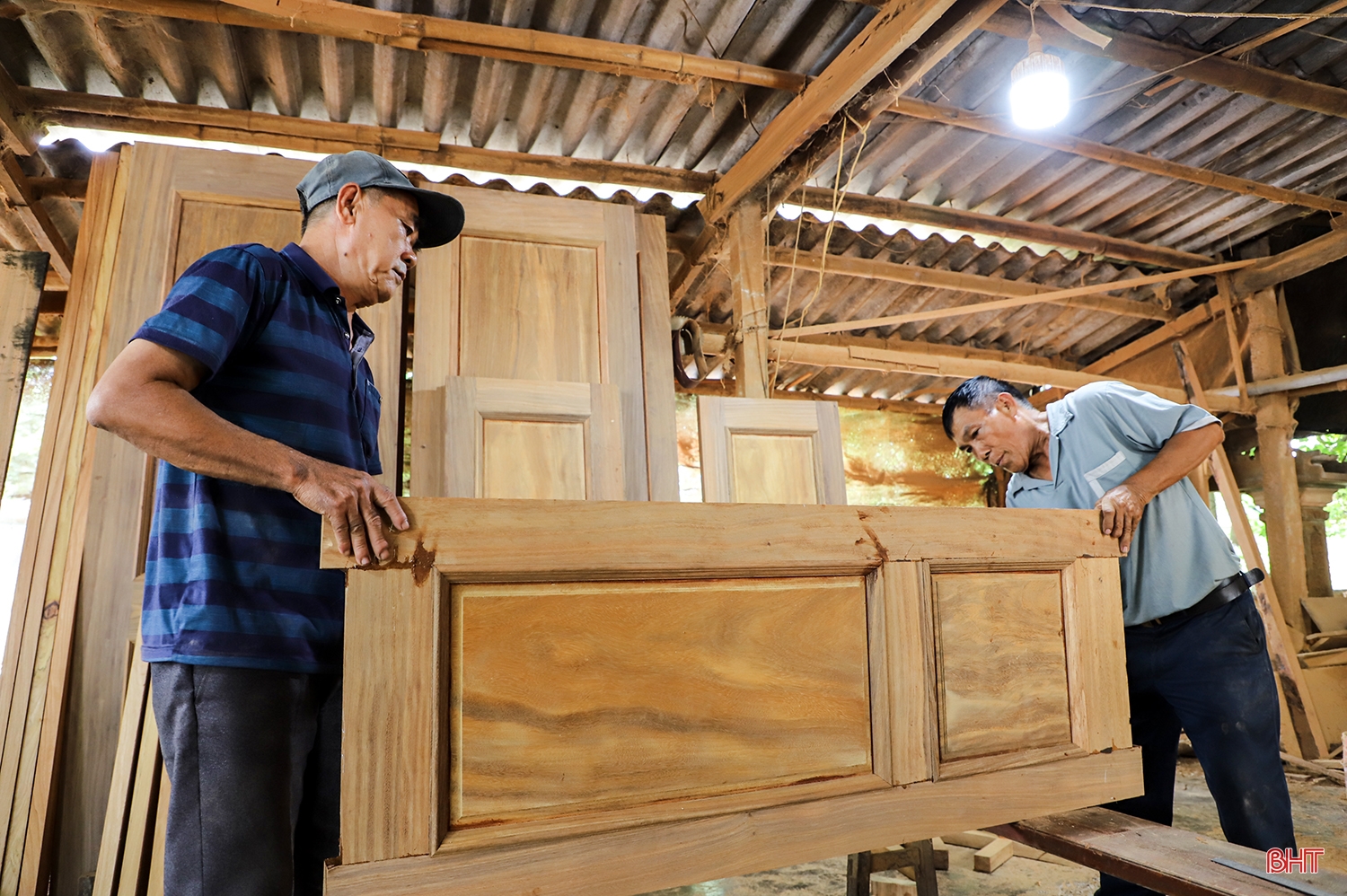 Ông trưởng thôn hơn 50 năm “giữ lửa” nghề truyền thống mộc Phổ Trường