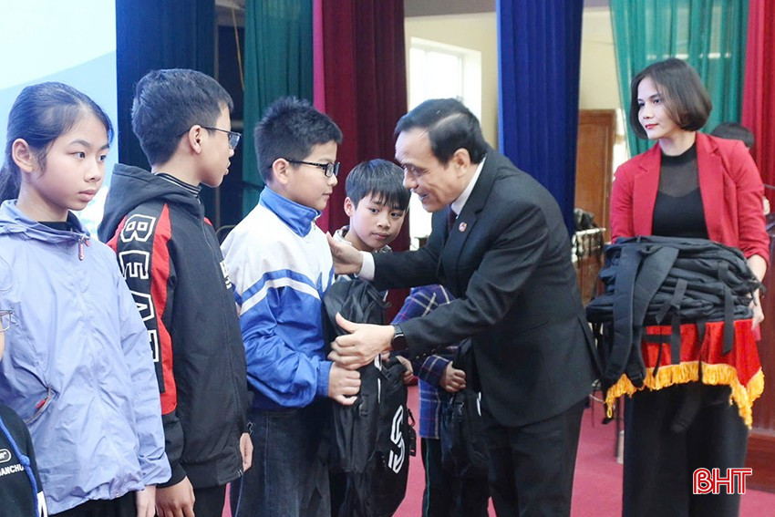 Tại chương trình, ban tổ chức đã trao tặng 40 suất quà trị giá 50 triệu đồng (mỗi suất quà gồm 1 triệu đồng tiền mặt và quà tặng trị giá 250 nghìn đồng) cho các em nhỏ mồ côi.