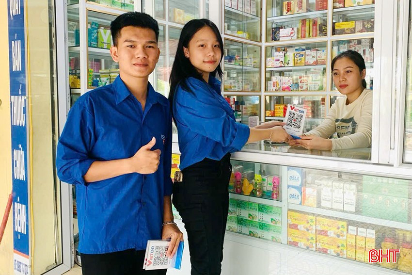 Đội hình “Bình dân học vụ số” đã đến từng hộ, đặc biệt là địa bàn vùng sâu, gia đình có người lớn tuổi nhằm hướng dẫn, phổ cập việc sử dụng máy tính, các thiết bị thông minh, mạng xã hội, dịch vụ công trực tuyến… và các kỹ năng số thiết yếu một cách văn minh, bảo đảm an toàn, bảo mật thông tin ở mức cơ bản, tránh lừa đảo số, nhận diện và phòng ngừa thông tin xấu, độc trên không gian số... Trong ảnh: Tuổi trẻ huyện Hương Khê hỗ trợ người dân sử dụng mã QR trong thanh toán.