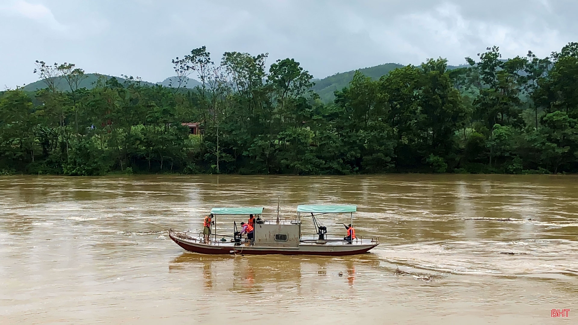 Những người “đo gió, đếm mưa” bên dòng sông Ngàn Phố