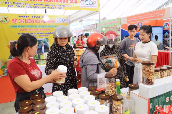 Đặc sản ba miền hội tụ tại hội chợ lớn nhất Hà Tĩnh