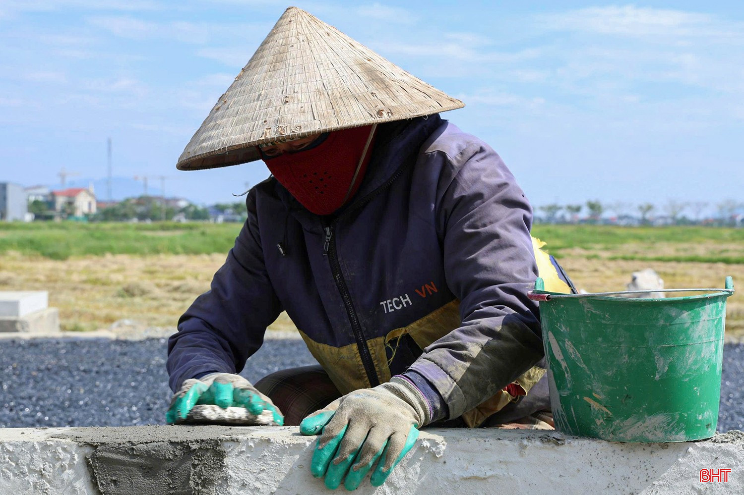 Công nhân “vượt nắng” trên các công trường ảnh 3
