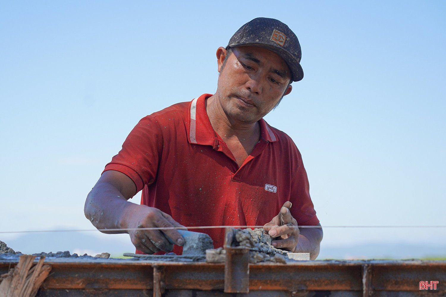 Công nhân “vượt nắng” trên các công trường ảnh 4