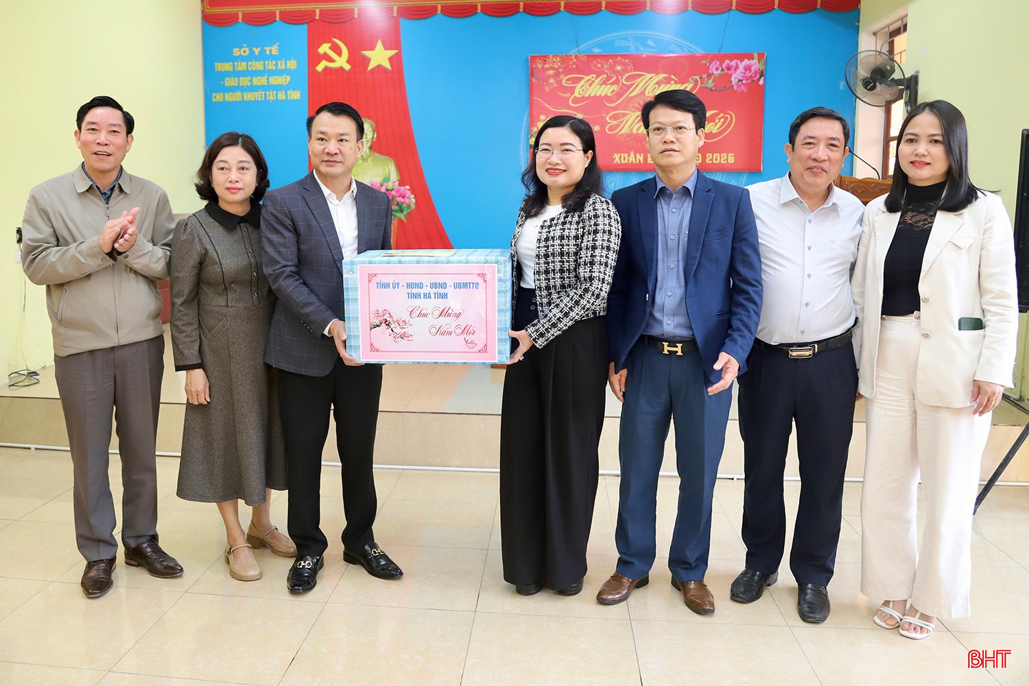 Phó Chủ tịch UBND tỉnh Nguyễn Thị Nguyệt và đoàn tặng quà cho Trung tâm Công tác xã hội - giáo dục nghề nghiệp cho người khuyết tật Hà Tĩnh.