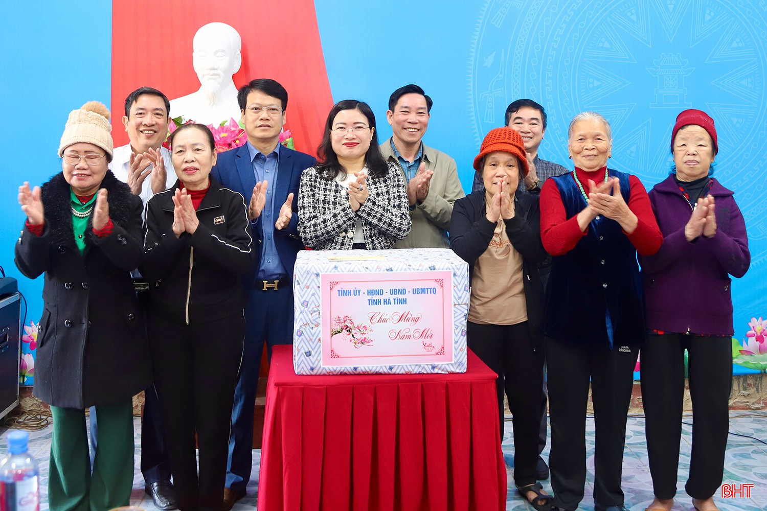 Tại đây, Phó Chủ tịch UBND tỉnh Nguyễn Thị Nguyệt và đoàn cũng đã tặng những phần quà ý nghĩa cho Trung tâm Điều dưỡng người có công và bảo trợ xã hội Hà Tĩnh.