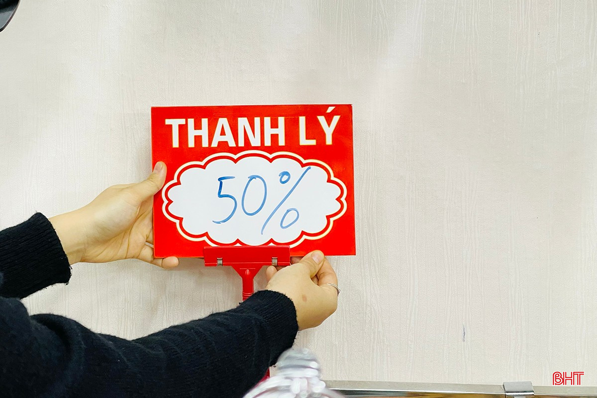 Chị Trần Hà - chủ cửa hàng túi xách, giày dép trên đường Xuân Diệu cho biết: “Thấu hiểu tâm lý ai cũng muốn chỉn chu, rạng rỡ hơn trong ngày Tết, chúng tôi áp dụng mức giảm 30-50% cho toàn bộ mặt hàng như giày cao gót, túi xách... Đây là nỗ lực của cửa hàng nhằm hỗ trợ khách hàng mua sắm giá tốt cũng như xoay vòng vốn nhanh để chuẩn bị cho các bộ sưu tập mùa Xuân sắp tới”.