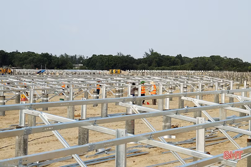 Phấn đấu đưa nhà máy điện mặt trời phát điện lên lưới quốc gia trước 30/6