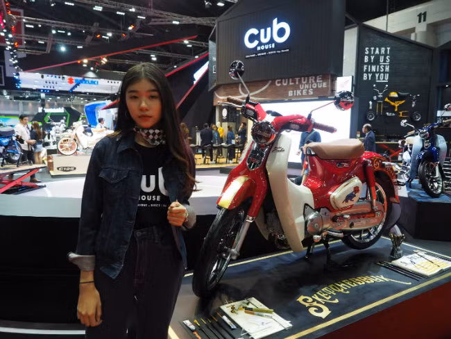 Mãn nhãn ngắm huyền thoại Honda Cub C125 vàng đồng tuyệt đẹp