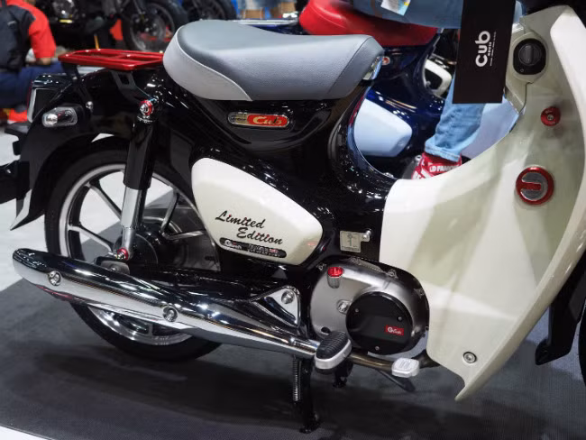 Mãn nhãn ngắm huyền thoại Honda Cub C125 vàng đồng tuyệt đẹp