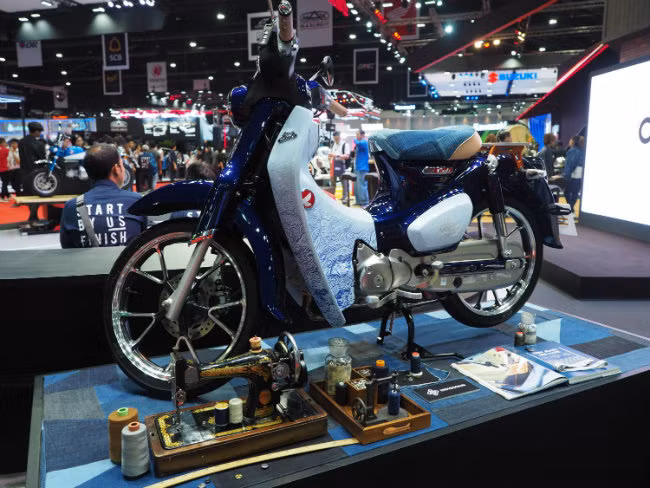 Mãn nhãn ngắm huyền thoại Honda Cub C125 vàng đồng tuyệt đẹp
