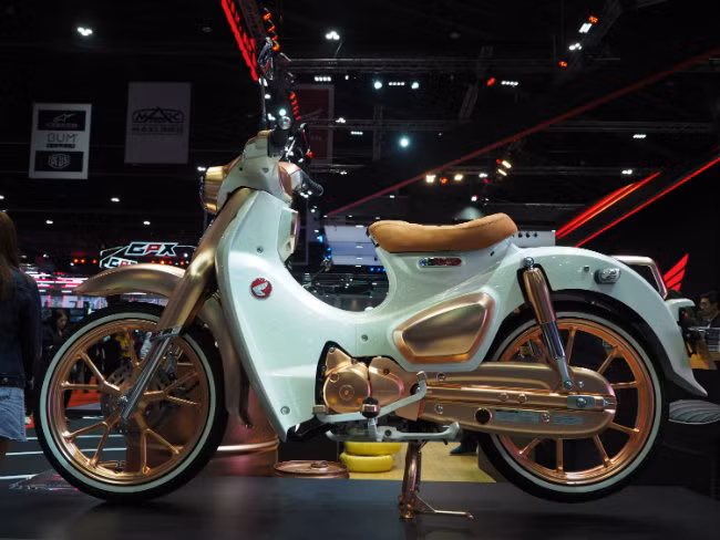 Mãn nhãn ngắm huyền thoại Honda Cub C125 vàng đồng tuyệt đẹp