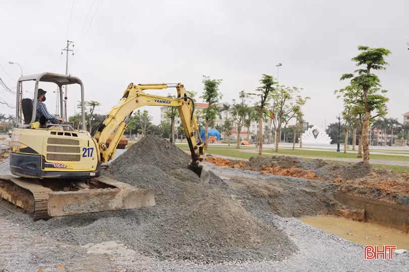 Hối hả công trường chỉnh trang Quảng trường thành phố Hà Tĩnh