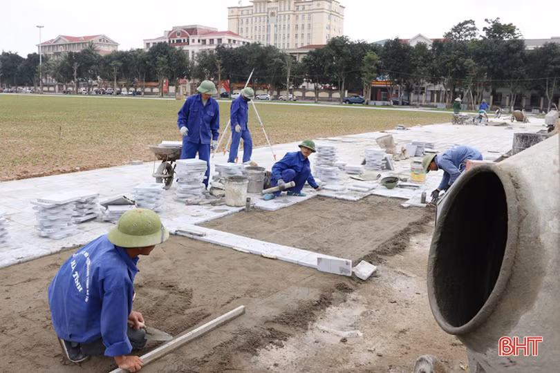 Hối hả công trường chỉnh trang Quảng trường thành phố Hà Tĩnh